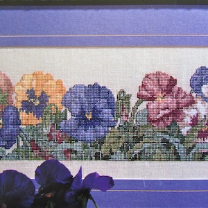 Pansy Flower Cross Stitch Sampler Patroon / Getelde kleurenkruissteekkaart voor Afghaans of afbeelding