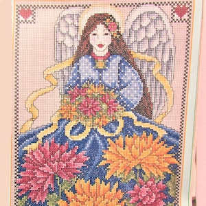 Engel met Chrysanthemum Cross Stitch Sampler / November Verjaardag Angel & Mums, bloemen geteld kruissteekkaarten, foto voor meisjeskamer
