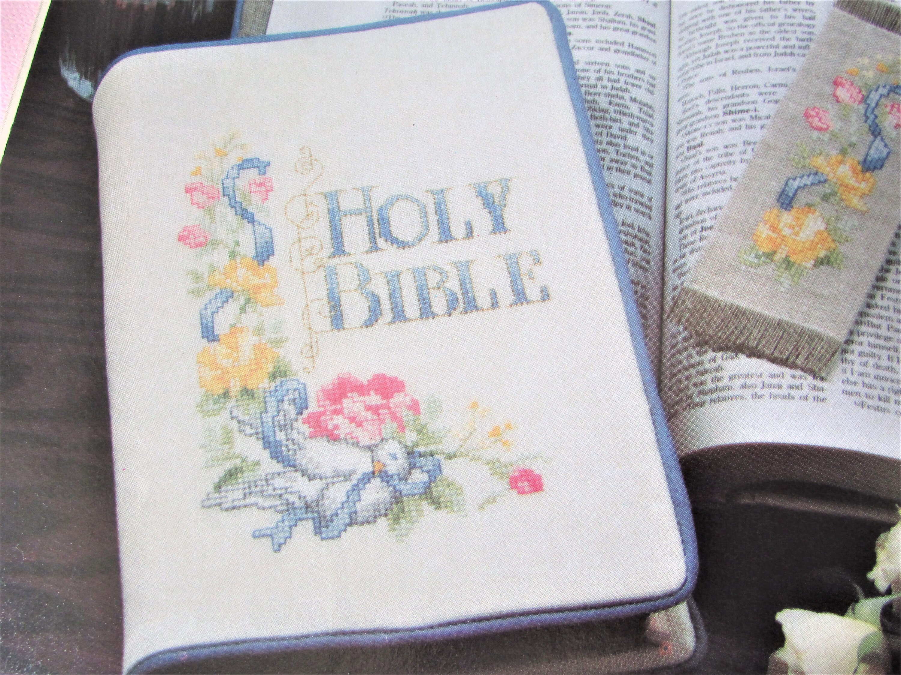 【希少！】Cross stitch letters BIBLE Cross Stitch Bible Book Cover Pattern/ 1988. 2 Religious
