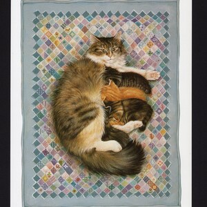以下が含まれることがあります： 緑色の目をした茶白の猫が、カラフルなパッチワークのキルトの上に丸まって、3匹の子猫にミルクを飲ませています。子猫は茶色、白、オレンジのミックスです。