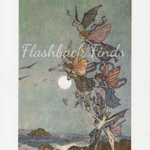 Könnte beinhalten: Eine Vintage-Illustration von Feen, die im Nachthimmel fliegen. Die Feen tragen bunte Kleider und haben Flügel. Der Mond ist im Hintergrund sichtbar. Die Illustration ist im Stil des Fantastischen gehalten und hat eine magische Atmosphäre.