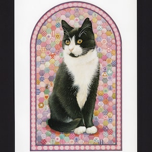 以下が含まれることがあります： 黄色い目をした黒と白の猫が、カラフルなパッチワークのキルトの上に座っています。キルトはさまざまな生地と色で作られており、六角形の模様に配置されています。猫は直接見ています。