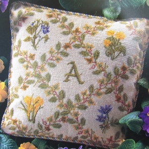 Wilde bloem Monogram Alfabet Needlepoint Tapestry Pillow Patroon / Krokussen, viooltjes & prairie crocus handwerk patroon