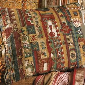 Peut inclure: Un coussin décoratif avec un motif de tapisserie présentant des motifs géométriques dans des tons de rouge, vert, jaune et bleu.