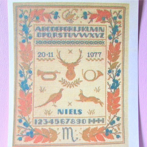 Scorpion Zodiac Cross Stitch Sampler Pattern / L’astrologie du scorpion, faisan et cornes, tableau de point de croix compté, image avec alphabet