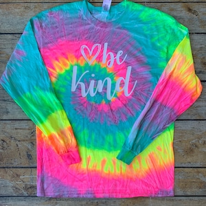 Tie Dye Be Kind T, Tie Dye T-Shirt, trendiges T-Shirt, Shirt mit Spruch, Be Kind T