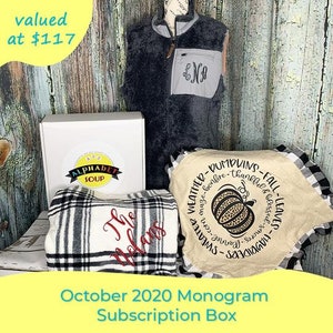 Scatola di abbonamento personalizzata monogramma e t-shirt