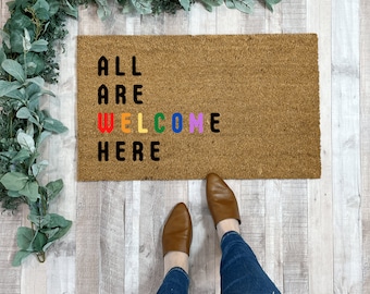 Felpudo "Todos son bienvenidos aquí", felpudo del orgullo, decoración del orgullo para el porche, decoración del orgullo LGBT, felpudo gay, felpudo para exteriores, regalo del orgullo para parejas