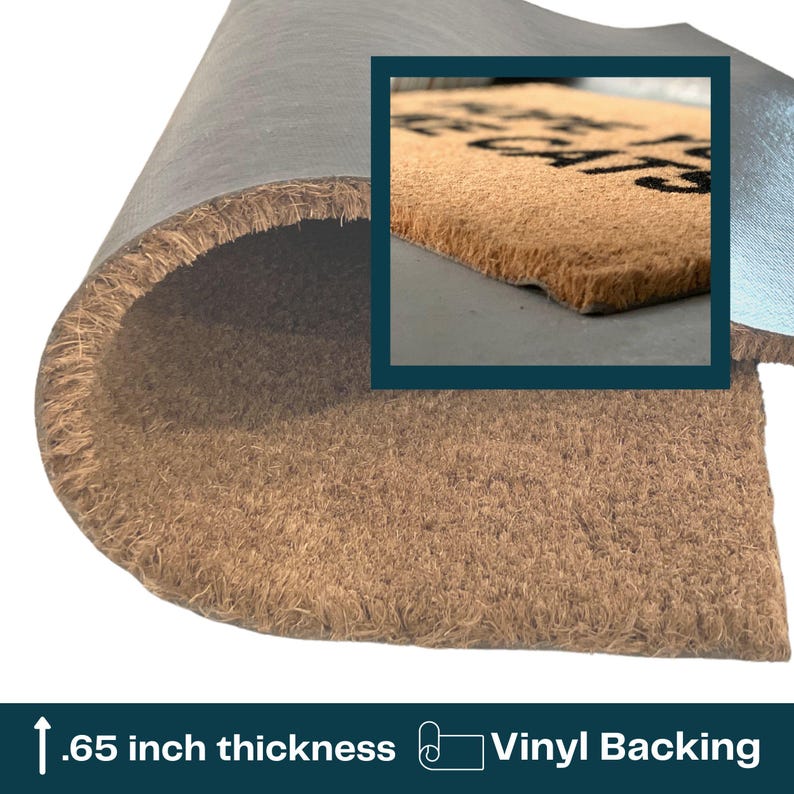 Puede incluir: Una alfombra de coco marr&oacute;n con el texto "Welcome to our happy place" impreso en ella. La alfombra tiene un respaldo de vinilo y tiene un grosor de 1,65 cm.