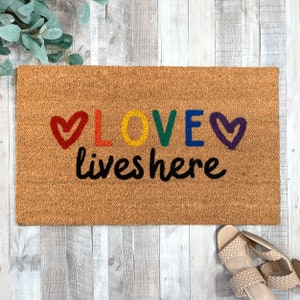 love lives here doormat, Pride welcome mat for front door, LGBTQIA LGBTQ decor, LGBT home decor, coming out gift, lesbian wedding gift, gay