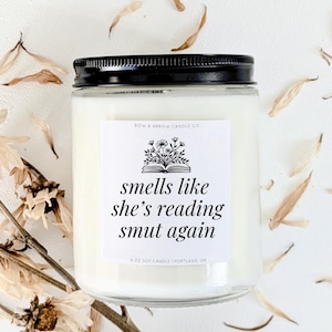 Het ruikt alsof ze weer vuil aan het lezen is Kaars | Grappig cadeau voor boekenliefhebber | Romance Reader Candle | Bookish bibliotheekcadeau voor haar | Booktok-kaars