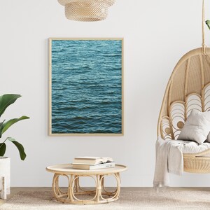 Serene muurkunst grote oceaanprint blauw water tropische print oceaangolven moderne kustmuurkunst print kalmerende minimalistische waterprint afbeelding 3