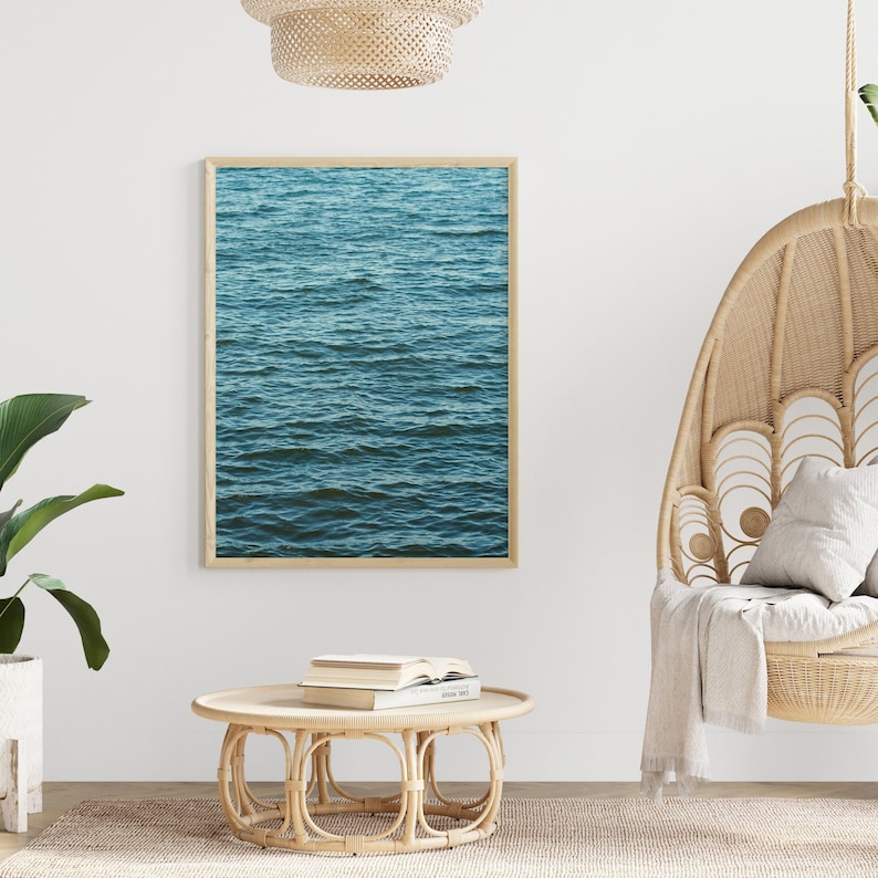Serene muurkunst grote oceaanprint blauw water tropische print oceaangolven moderne kustmuurkunst print kalmerende minimalistische waterprint afbeelding 3
