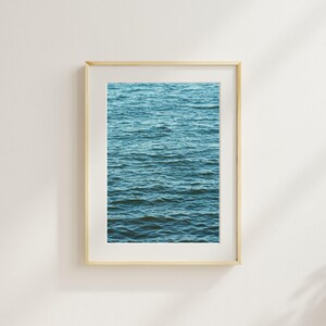 Serene muurkunst grote oceaanprint blauw water tropische print oceaangolven moderne kustmuurkunst print kalmerende minimalistische waterprint afbeelding 4