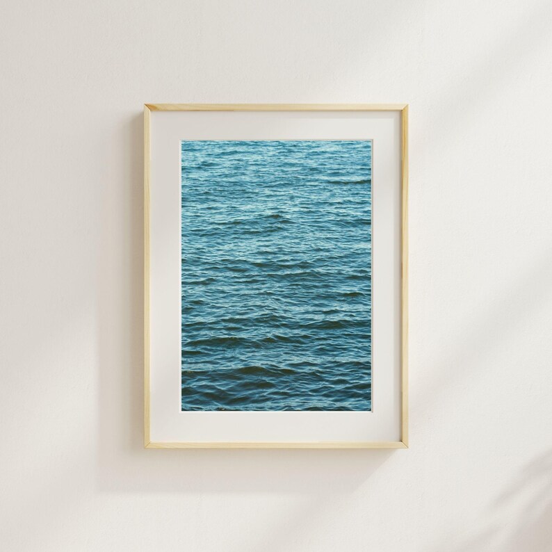 Serene muurkunst grote oceaanprint blauw water tropische print oceaangolven moderne kustmuurkunst print kalmerende minimalistische waterprint afbeelding 4