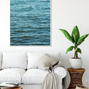 Serene muurkunst grote oceaanprint blauw water tropische print oceaangolven moderne kustmuurkunst print kalmerende minimalistische waterprint afbeelding 7
