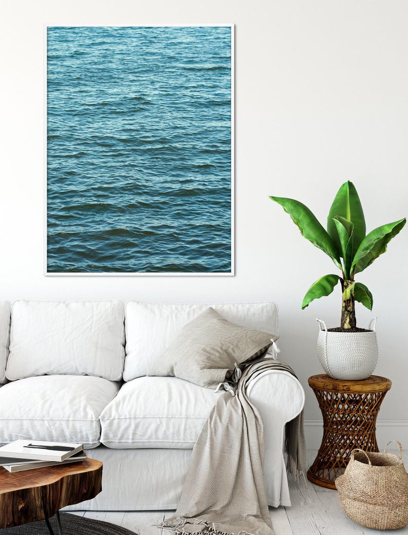 Serene muurkunst grote oceaanprint blauw water tropische print oceaangolven moderne kustmuurkunst print kalmerende minimalistische waterprint afbeelding 7