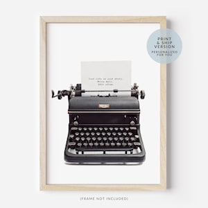Puede incluir: Una máquina de escribir Royal negra en un marco de madera clara con una hoja de papel blanca que muestra el texto: Your life is your story. Write well. Edit often. La imagen incluye una insignia azul circular que dice: PRINT & SHIP VERSION.