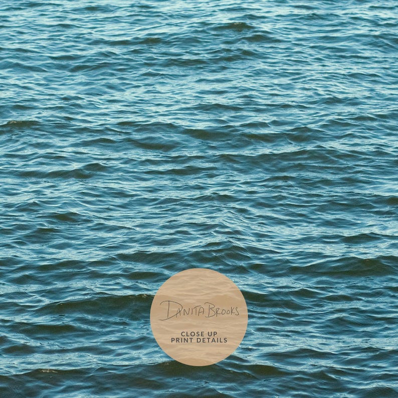 Serene muurkunst grote oceaanprint blauw water tropische print oceaangolven moderne kustmuurkunst print kalmerende minimalistische waterprint afbeelding 5
