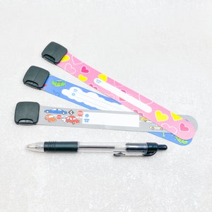 Écrire sur des bracelets pour enfants personnalisés médicaux personnalisés unisexes temporaires sécurité enfant garçons filles bracelets multicolores lot de 2 Royaume-Uni