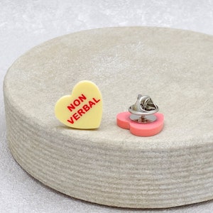 Pin de corazón no verbal para autismo, TEA, síndrome de Asperger, concienciación, amor, aceptación, joyería, regalo, insignia, niños autistas, niñas, niños, Reino Unido