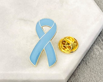 Épingle à ruban de sensibilisation pour Addisons, maladie de la thyroïde, insuffisance surrénale, lymphœdème, cancer de la prostate, maladie chronique, cadeau unisexe, Royaume-Uni, bleu clair