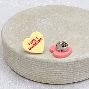 Pin de concienciación sobre la diabetes tipo 1 Amor Mamá Mamá Papá Padre Abuela Presente Regalo Apoyo T1 Un corazón de acrílico para diabéticos Joyería Joyería Reino Unido