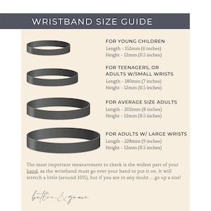 K&ouml;nnte beinhalten: Eine Gr&ouml;&szlig;entabelle f&uuml;r Armb&auml;nder, die vier verschiedene Gr&ouml;&szlig;en mit entsprechenden Ma&szlig;en in Zoll und Millimetern zeigt. Die Tabelle umfasst Gr&ouml;&szlig;en f&uuml;r kleine Kinder, Jugendliche, Erwachsene mit schmalen Handgelenken, Erwachsene mit durchschnittlicher Gr&ouml;&szlig;e und Erwachsene mit gro&szlig;en Handgelenken. Der Text enth&auml;lt auch einen Tipp zur Auswahl der richtigen Gr&ouml;&szlig;e.