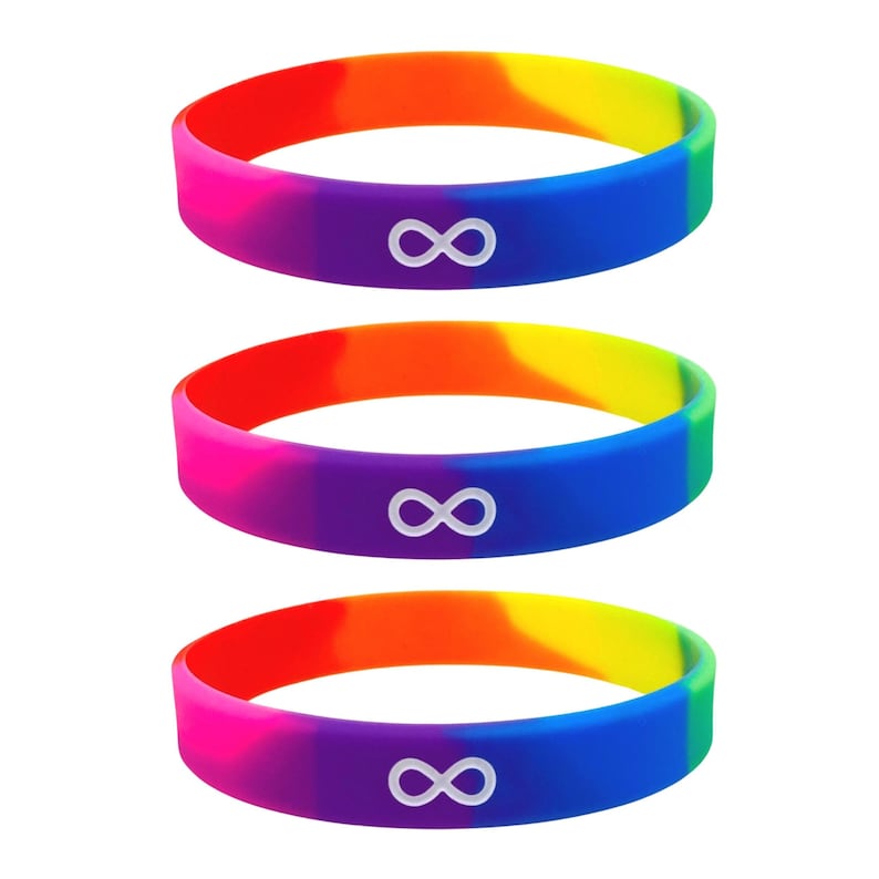 K&ouml;nnte beinhalten: Drei Regenbogen-Silikonarmb&auml;nder mit einem wei&szlig;en Unendlichkeitszeichen. Die Armb&auml;nder sind in einem Regenbogenmuster aus Rot, Orange, Gelb, Gr&uuml;n, Blau, Indigo und Violett.