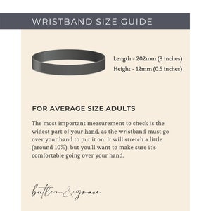 Puede incluir: Una gu&iacute;a de tallas de pulsera negra con el texto "WRISTBAND SIZE GUIDE" en la parte superior. La gu&iacute;a incluye las dimensiones de la pulsera: Longitud - 202 mm (8 pulgadas) y Altura - 12 mm (0,5 pulgadas). La gu&iacute;a tambi&eacute;n incluye instrucciones para medir tu mu&ntilde;eca para un ajuste c&oacute;modo.