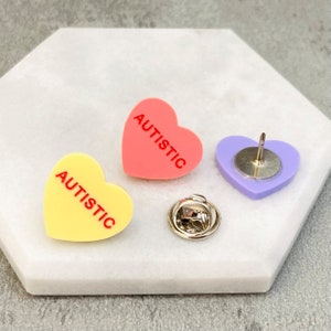 Pin de corazón para concienciar sobre el autismo, el TEA, el síndrome de Asperger, el amor, la aceptación, las joyas, el regalo, la insignia, la mamá, el papá autista, los hombres, las mujeres, las damas, el Reino Unido