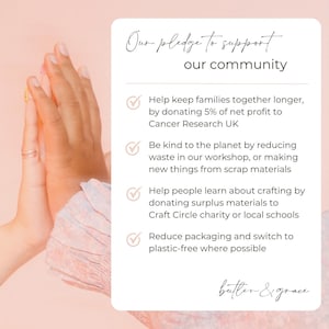 Peut inclure: Un graphique rose et blanc avec une illustration dessin&eacute;e &agrave; la main de deux mains qui se touchent. Le texte dit "Notre engagement &agrave; soutenir notre communaut&eacute;" et &eacute;num&egrave;re quatre fa&ccedil;ons dont l'entreprise soutient la communaut&eacute;&nbsp;: faire un don &agrave; Cancer Research UK, r&eacute;duire les d&eacute;chets, faire don de mat&eacute;riel d'artisanat et r&eacute;duire les emballages.