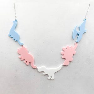 Regenbogen Dinosaurier Halskette – Acryl LGBT Pride Dino Anhänger – Handgemachter Schmuck