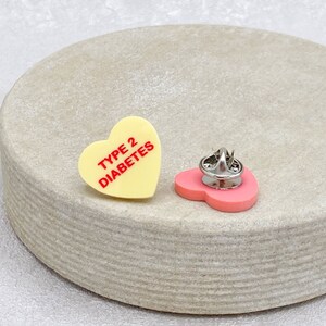 Pin de corazón para diabetes tipo 2, regalo de amor para mamá, papá, padre, abuela, apoyo, concienciación, dos corazones de acrílico para diabéticos, joyería para el Reino Unido