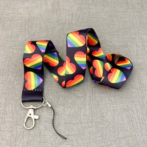 Cordón con forma de corazón de arcoíris para identificación, porta credencial, color rojo, naranja, amarillo, verde, azul, morado, corazón, negro, orgullo gay, joyería LGBT, para hombre y mujer, Reino Unido