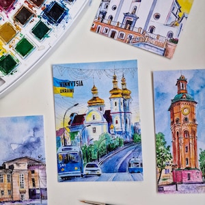 Postales de la ciudad de Vinnytsia: Arquitectura ucraniana y arte bélico dibujados a mano. Apoya a Ucrania. Regalo de viaje ilustrado.