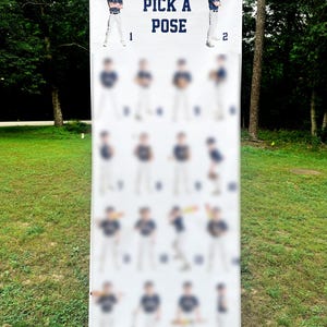 Puede incluir: Una pancarta vertical blanca y alta con el texto PICK A POSE en letras azul oscuro. La pancarta muestra una cuadrícula de poses numeradas de un jugador de béisbol, con dos imágenes claras de un jugador con uniforme de béisbol en la parte superior, etiquetadas 1 y 2.