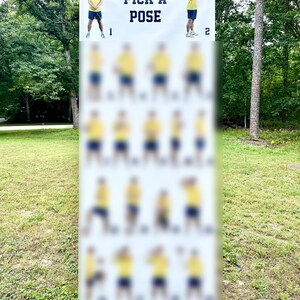 Op de afbeelding: Een hoog wit verticaal spandoek met de tekst PICK A POSE in donkerblauwe letters. Het spandoek toont bovenaan twee duidelijke afbeeldingen van een persoon in een geel t-shirt en blauwe korte broek, gevolgd door een raster met wazige poses.