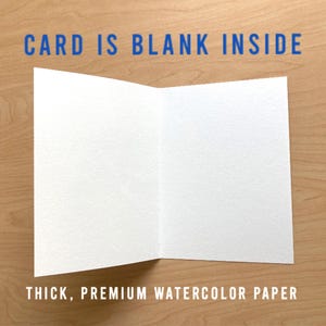 K&ouml;nnte beinhalten: Eine leere Gru&szlig;karte aus dickem, hochwertigem Aquarellpapier. Die Karte ist in der Mitte gefaltet und die Innenseite ist leer. Der Text "CARD IS BLANK INSIDE" ist oben auf der Karte in Blau gedruckt. Der Text "THICK, PREMIUM WATERCOLOR PAPER" ist unten auf der Karte in Blau gedruckt.