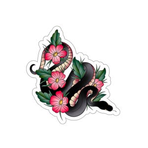 Könnte beinhalten: Ein Aufkleber mit einer schwarzen Schlange, die sich mit rosa Blumen und grünen Blättern verwebt. Die Schlange hat einen cremefarbenen Bauch und einen schwarzen Kopf. Die Blumen haben gelbe Zentren und sind von grünen Blättern umgeben.