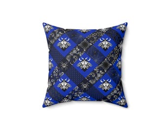 Almohada gótica azul con forma de araña, murciélago y polilla con cabeza de muerte