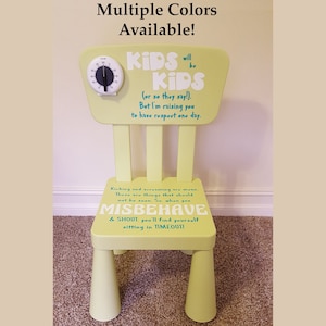 Puede incluir: Una silla de madera amarilla con un temporizador en la parte posterior. La silla tiene las palabras "Kids will be Kids" y "Misbehave & Shout, you'll find yourself sitting in Timeout!" escritas en ella.