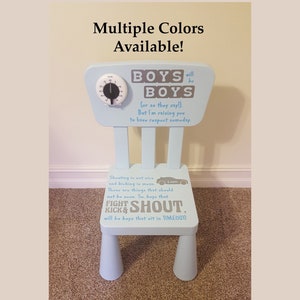 Puede incluir: Una silla de madera azul claro con un temporizador y el texto "BOYS will be BOYS (or so they say!). But I'm raising you to have respect someday." y "Shouting is not nice and kicking is mean. Those are things that should not be soon. So, boys that FIGHT KICK & SHOUT, will be boys that sit in TIMEOUT!" en ella.