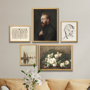 Può includere: Un interno di soggiorno con un divano bianco e un tavolino da caffè in legno. Cinque stampe d'arte incorniciate sono appese al muro sopra il divano. Le stampe mostrano un ritratto di un uomo, un disegno a linea del viso di una donna, un gruppo di figure, un paesaggio marittimo e una natura morta di fiori bianchi.