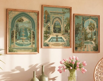 Könnte beinhalten: Drei rechteckige Wandkunstdrucke in Holzrahmen mit Illustrationen von üppigen Gartenhöfen mit Springbrunnen, Palmen und Bogenarchitektur in den Farben Petrol, Salbeigrün und Creme, die in einer horizontalen Reihe angeordnet sind.
