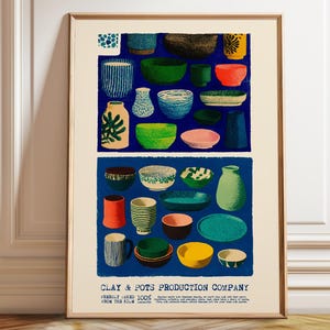 Może przedstawiać: Oprawiony wydruk przedstawiający kolekcję kolorowych ceramicznych misek, wazonów i kubków. Grafika jest osadzona na ciemnoniebieskim tle, z tekstem "CLAY & POTS PRODUCTION COMPANY" na dole. Wydruk jest w drewnianej ramie.
