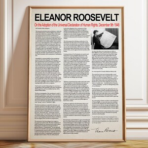 Könnte beinhalten: Ein gerahmtes Poster mit dem Text ELEANOR ROOSEVELT On the Adoption of the Universal Declaration of Human Rights, December 9th 1948. Das Dokument enthält Spalten mit schwarzem Drucktext und ein Schwarz-Weiß-Foto von Eleanor Roosevelt.