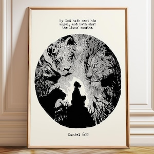 Puede incluir: Impresión artística enmarcada con una ilustración en blanco y negro de una escena bíblica. La obra de arte representa a una persona en silueta entre dos leones, con el texto "My God hath sent his angel, and hath shut the lions' mouths." El texto "Daniel 6:22" está debajo.