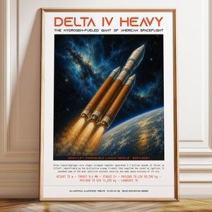 以下が含まれることがあります： DELTA IV HEAVY THE HYDROGEN-FUELED GIANT OF AMERICAN SPACEFLIGHTというタイトルの額入りポスター。暗い青色の星雲を背景に、明るいオレンジ色の排気炎を上げて宇宙へ打ち上げられる3段式ロケットのイラストが描かれています。