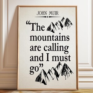 Plakat z cytatem Johna Muira: Góry wzywają – sztuka wędrówek